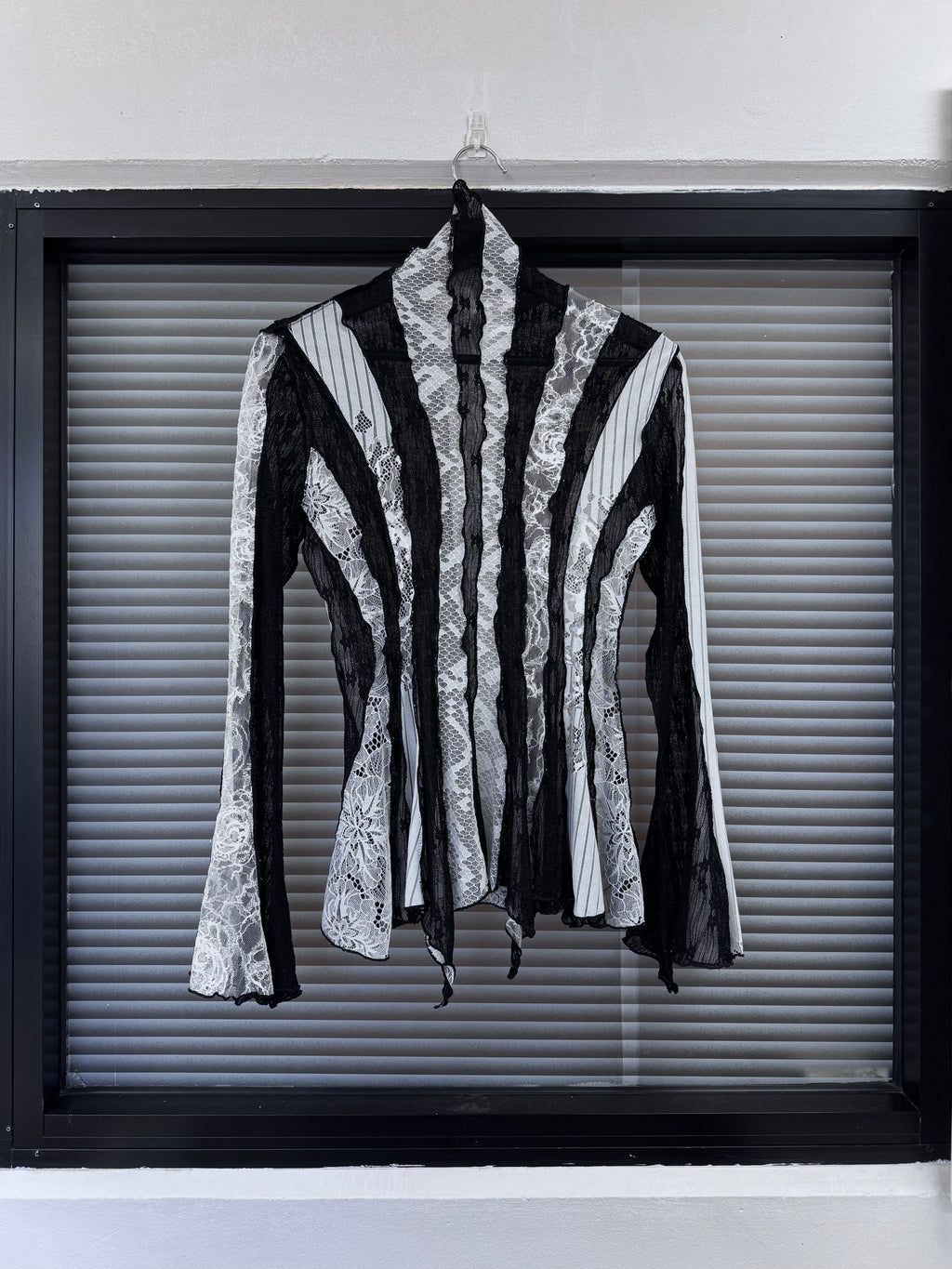 LOST FRAGMENT TOP — BLACK/WHITE