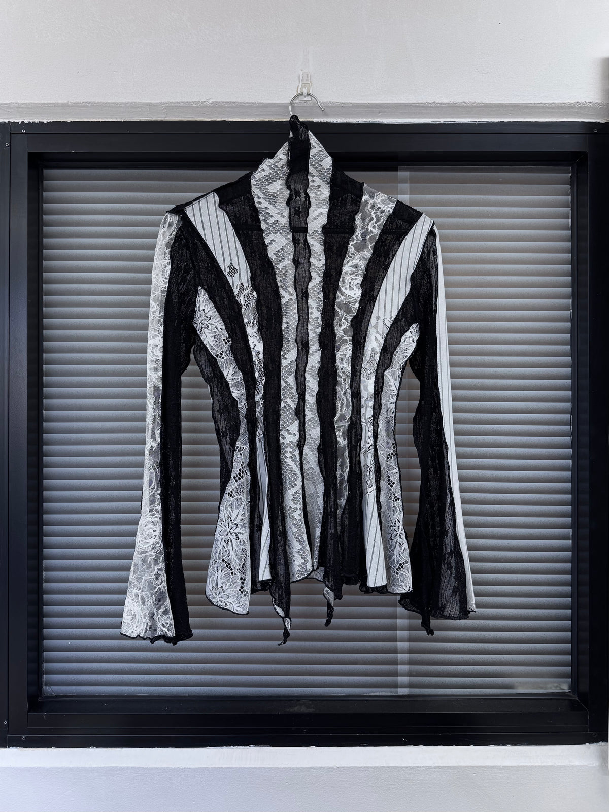 LOST FRAGMENT TOP — BLACK/WHITE